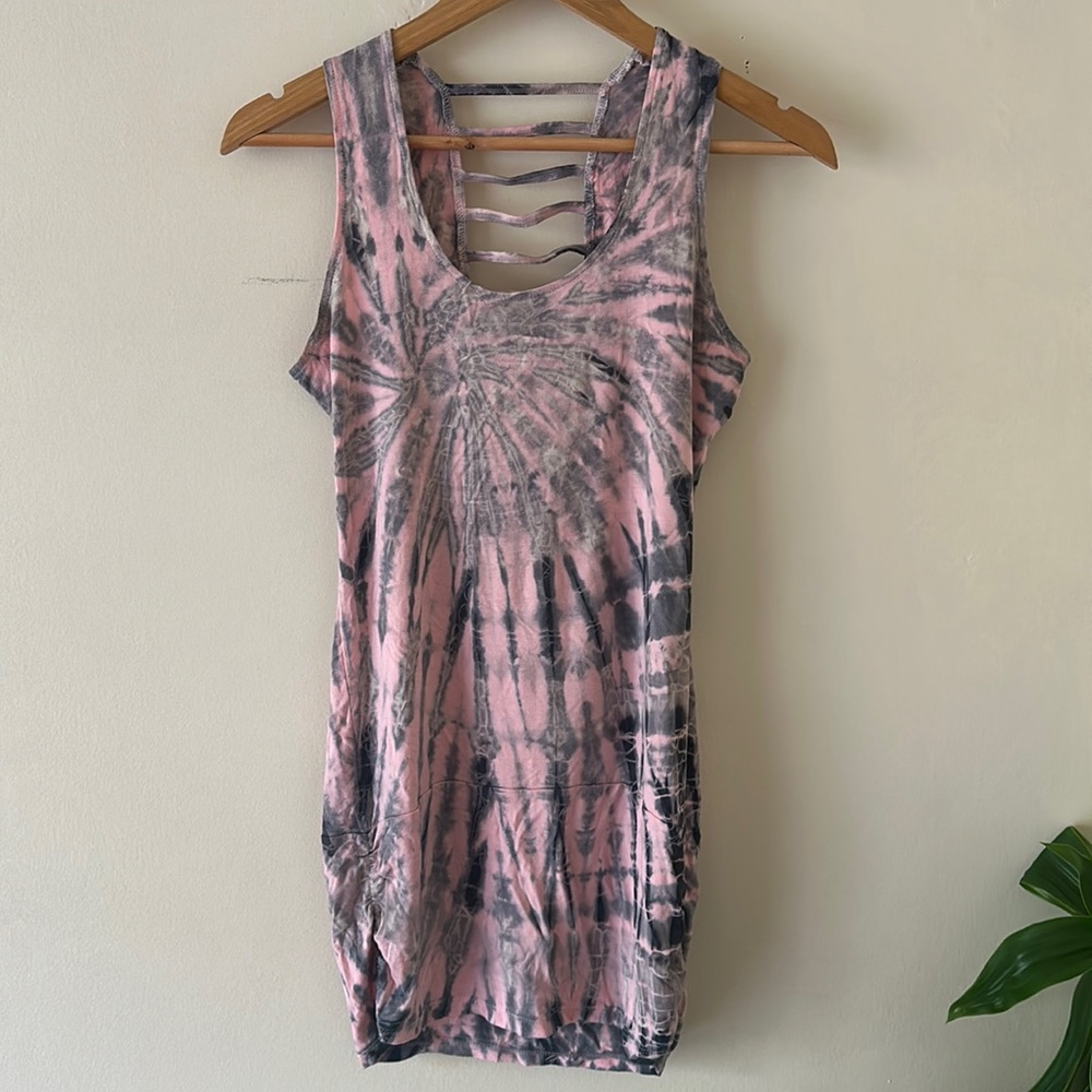 Tie-dye hippie tank small